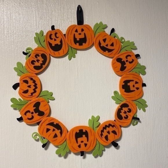 JACK O LANTERN FELT PUMPKIN WREATH - Picture 1 of 3